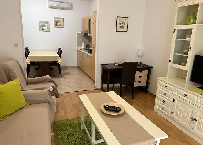 R Apartman *